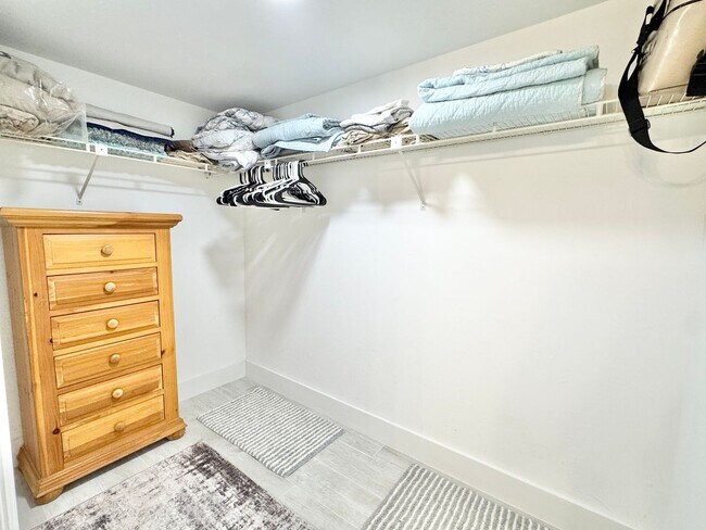 Building Photo - ** ABBEY AT BERKSHIRE VILLAGE ** 2 BED / 2...