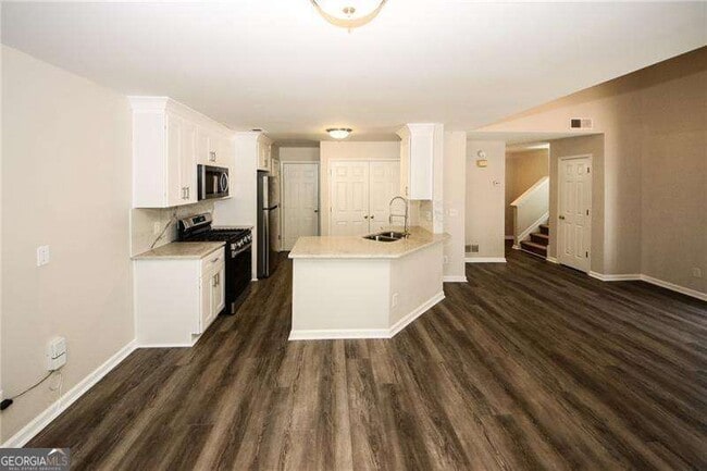 Building Photo - 121 Stoneforest Dr