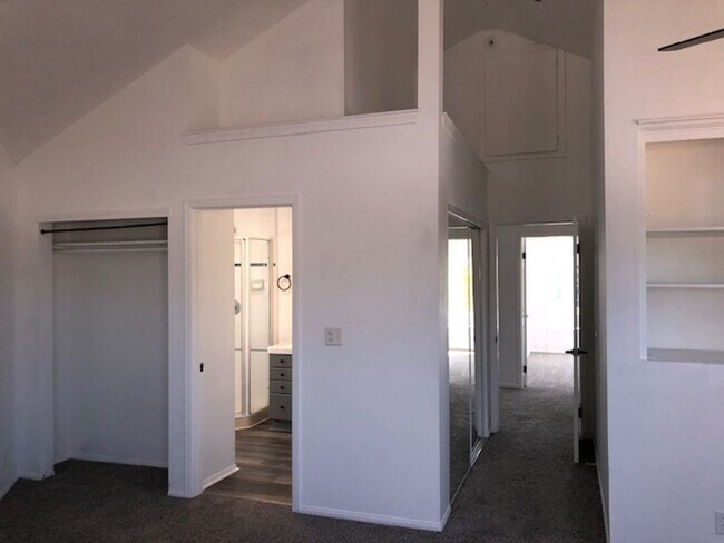 Building Photo - 4517 E Lavante St