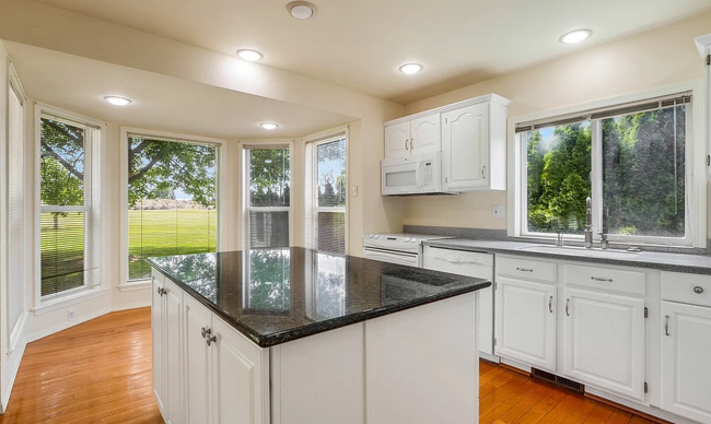 Building Photo - Home on the Moses Lake Gold Club Golf Course