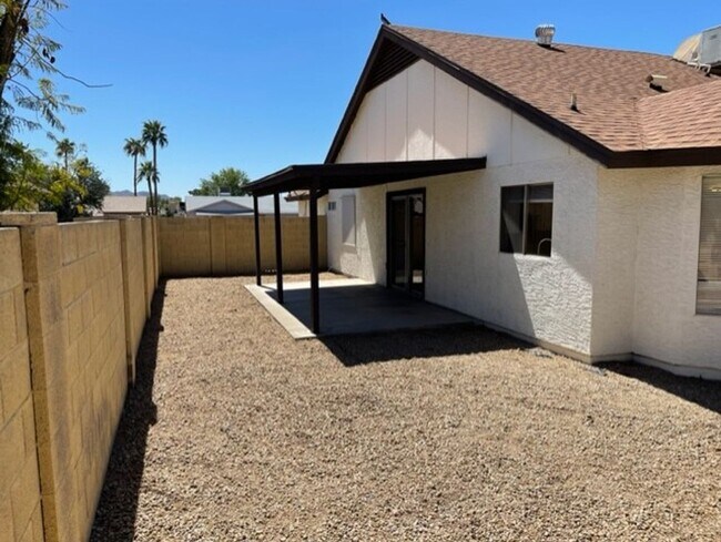 Building Photo - Phoenix 3 Bed, 2 Bath Home with Single Story