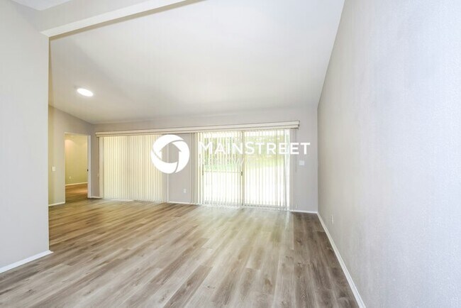 Building Photo - 4 Bedroom Pet-Friendly Home in St. Louis, MO with Main Street Renewal