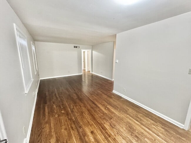 Building Photo - 3119 Queensgate Ave