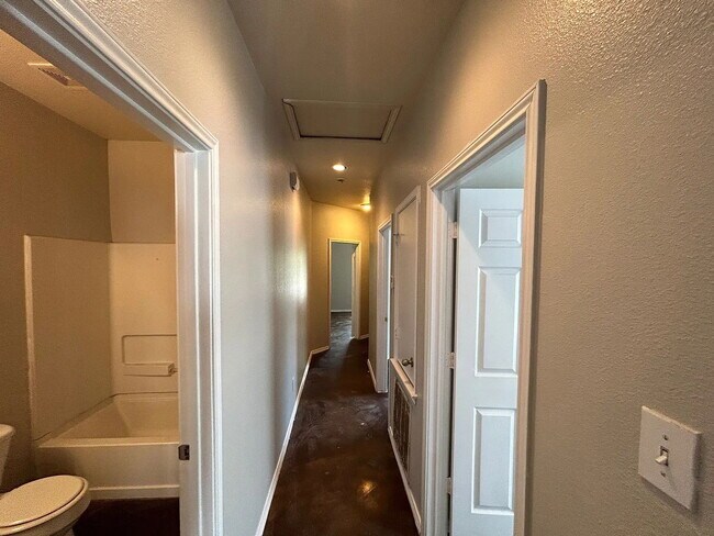 Building Photo - Application Special - 3/2 Home with a Yard and Central AC