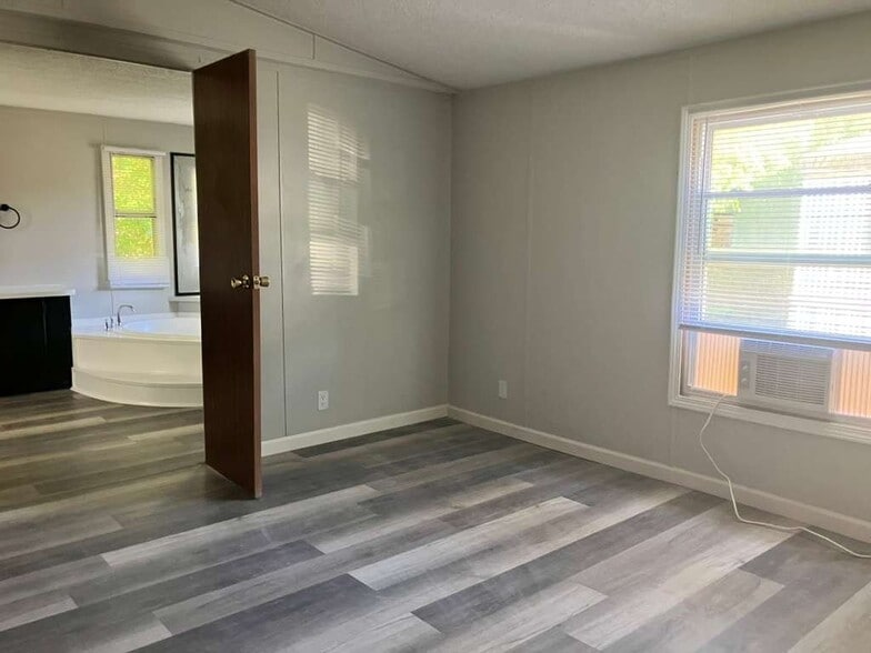 Building Photo - 38 Deerwood Park