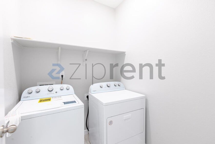 Building Photo - Unit