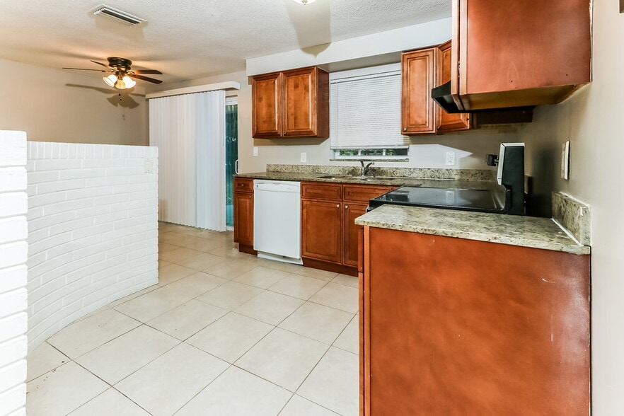 Building Photo - 4420 N Shore Dr