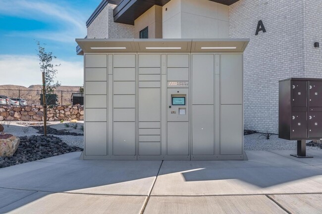 Building Photo - 983 W State St