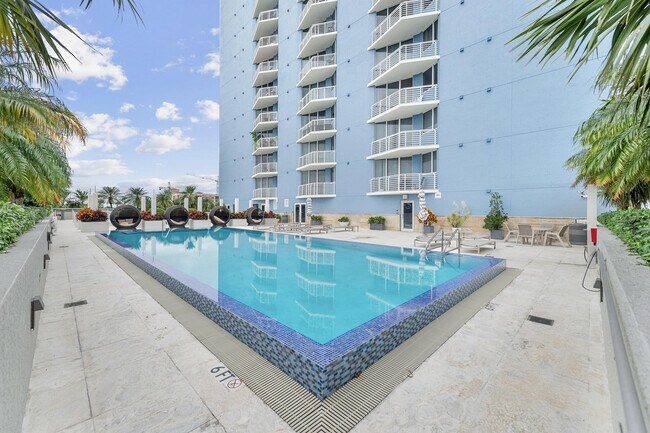 Building Photo - 1551 N Flagler Dr
