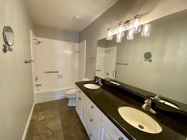 Building Photo - 2 BEDROOM APARTMENT DOWNTOWN IN ST. GEORGE