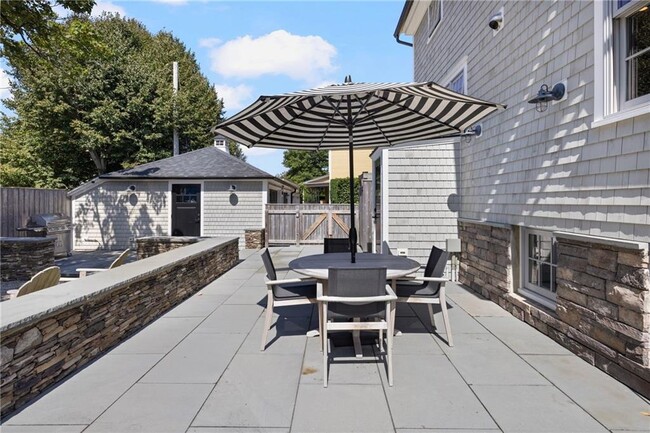 Building Photo - 9 Anthony St