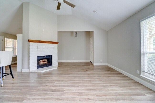 Building Photo - 1321 Clover Dr