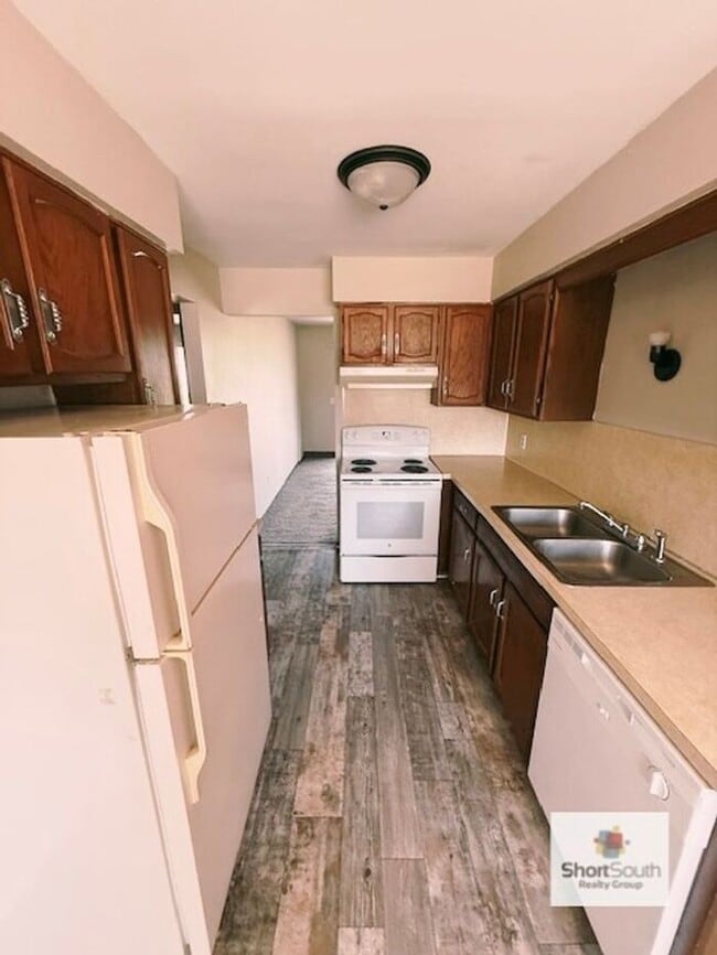 Building Photo - Updated 2 bed 1 bath main floor apartment with covered detached garage