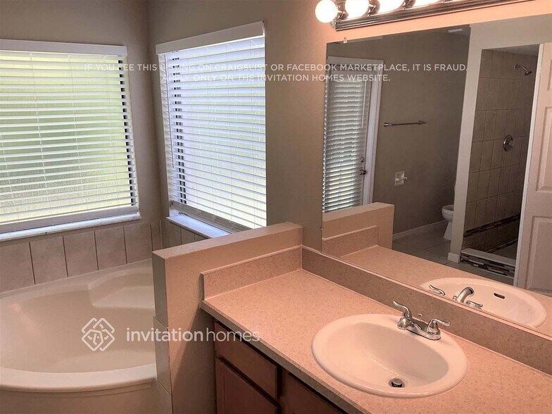 Building Photo - 2174 E Gloria Dr