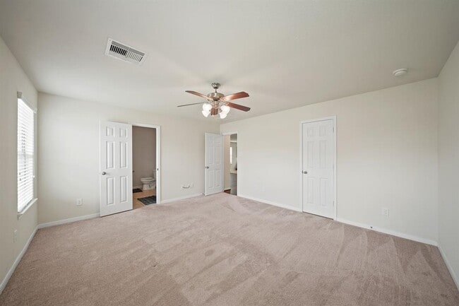Building Photo - 1102 Honeysuckle Vine Dr