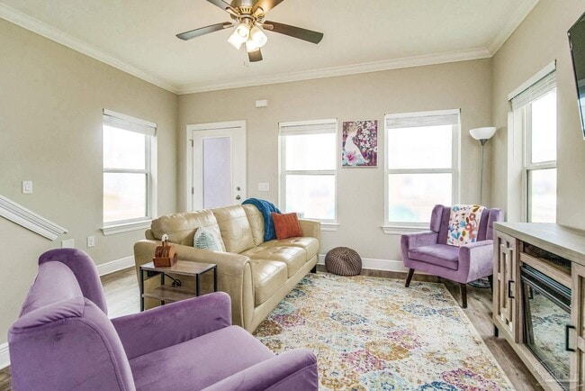 Building Photo - 1002 W Main St