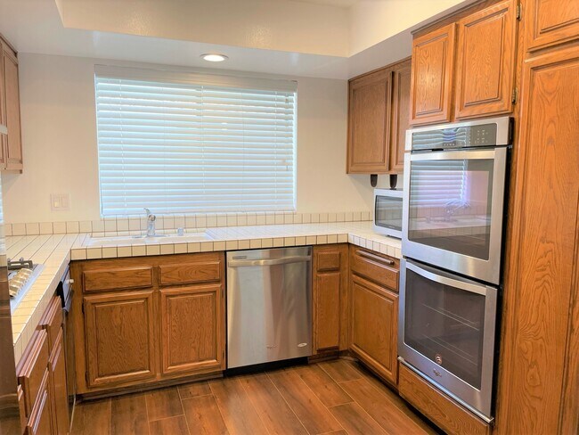Building Photo - 1450 Palisades Dr