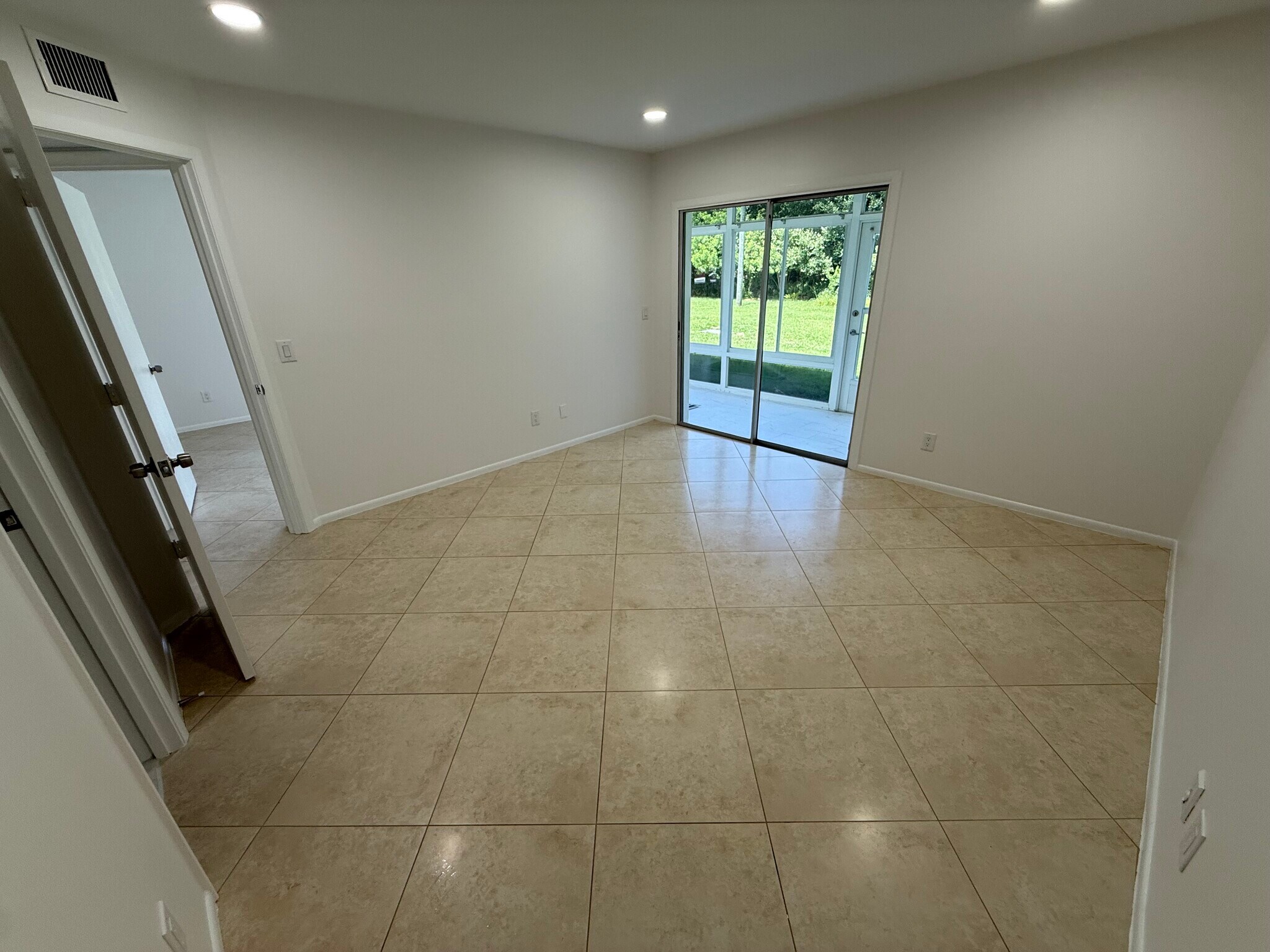 Building Photo - 2 Lake Vista Trl