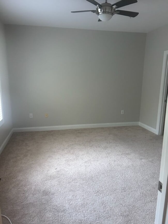 Building Photo - 3 Bedroom Condo in Desireable Dilworth!