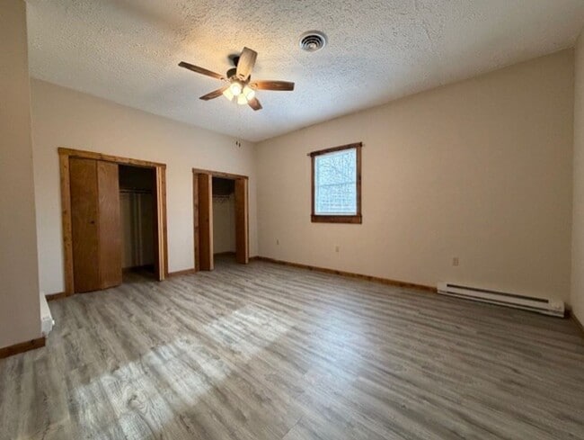 Building Photo - 4 bed 1.5 Bath Home Available in Springfield+