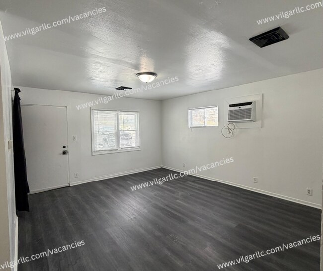 Building Photo - FOR RENT — SPACIOUS 3 BED / 1 BATH HOME