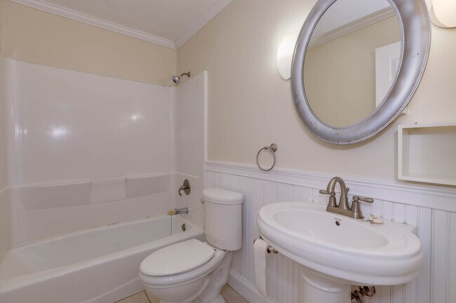 Building Photo - 1403 Hawthorne Dr
