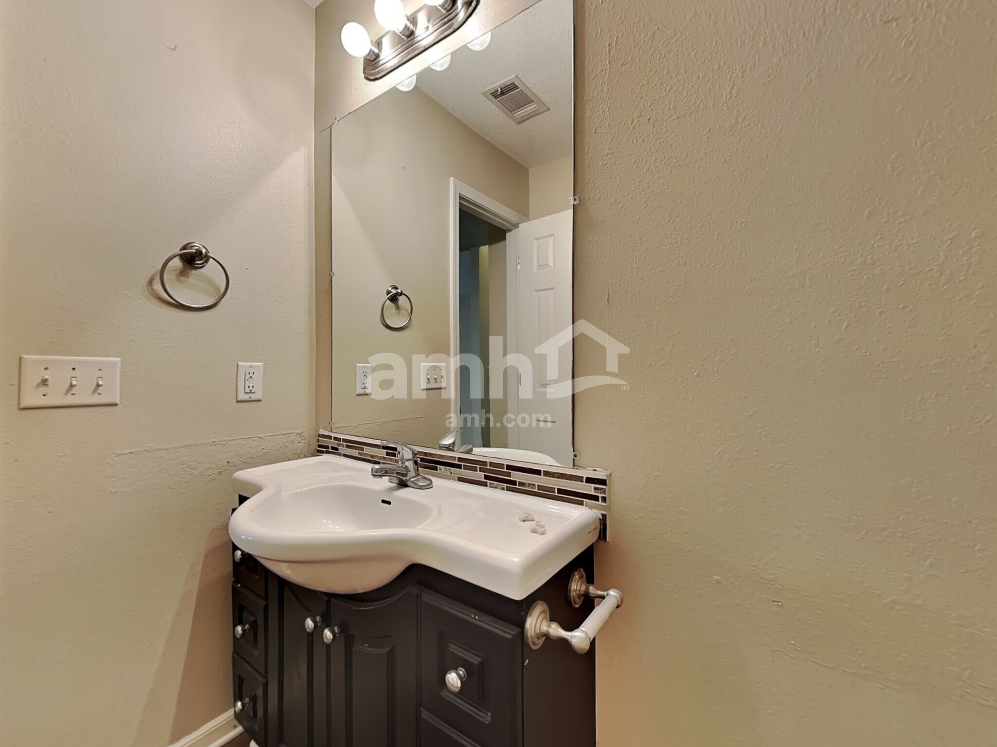 Building Photo - 7 Holly Springs Cir