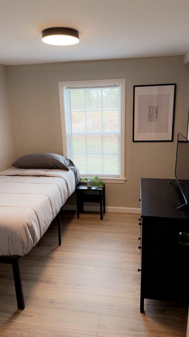 Building Photo - Affordable Co Living 2 Bedroom 1 Bathroom Home Available Now $850/mo rent