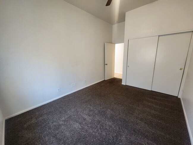 Building Photo - 3 Bedroom 2 Bath Townhouse