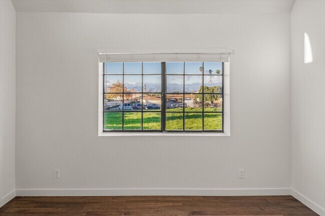 Building Photo - Large Renovated 3bed x 2.5bath Townhouse with Private Patio & 2-Car Garage