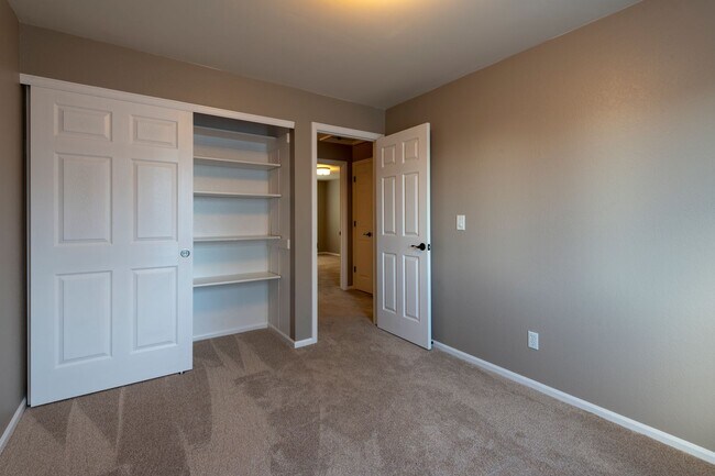 Building Photo - Wonderful 4-bed, 3-bath home adjacent to walking paths and parks
