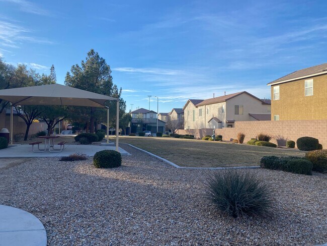 Building Photo - Fabulous Former Model Home!