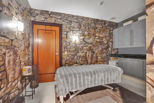 Building Photo - 610 W Las Olas Blvd