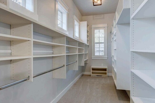 Building Photo - Beautiful home perfect for entertaining