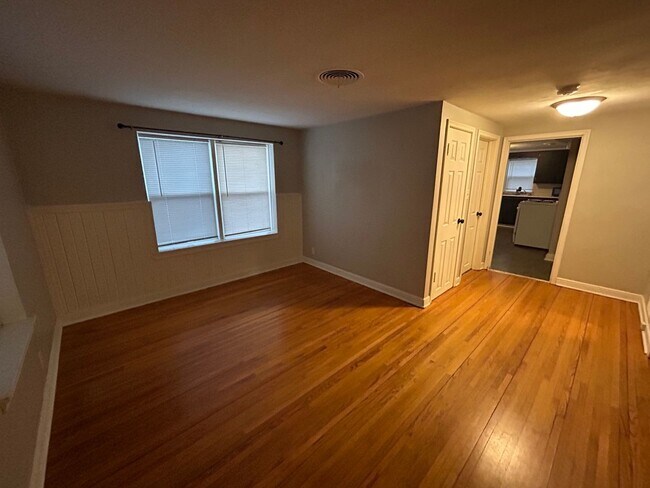 Building Photo - Updated Garden-Level 1BR with Patio & Parking