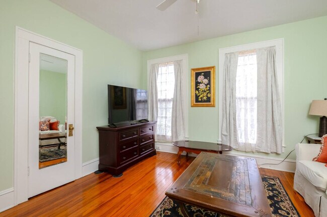 Building Photo - 406 NE 7th Ave