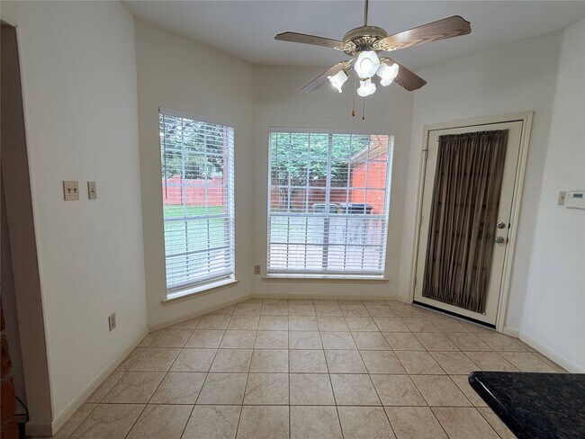 Building Photo - 3306 Vista Lake Dr