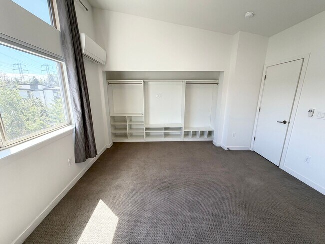 Building Photo - Modern Contemporary Townhome just one block from the Light Rail!