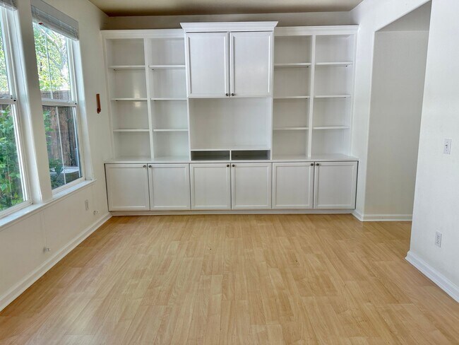 Building Photo - Hamilton 3+bd/2.5bth Townhome w/Den