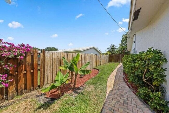 Building Photo - 513 Curlew Rd