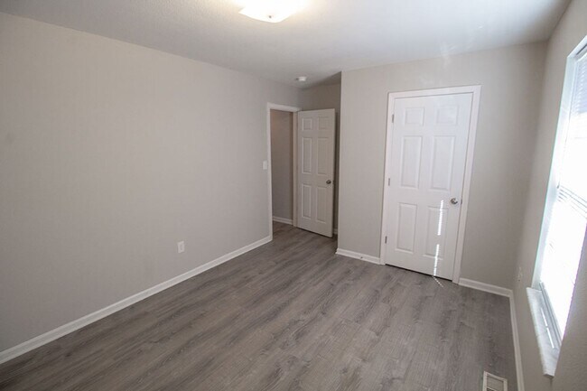 Building Photo - Affordable 3 Bedroom Duplex