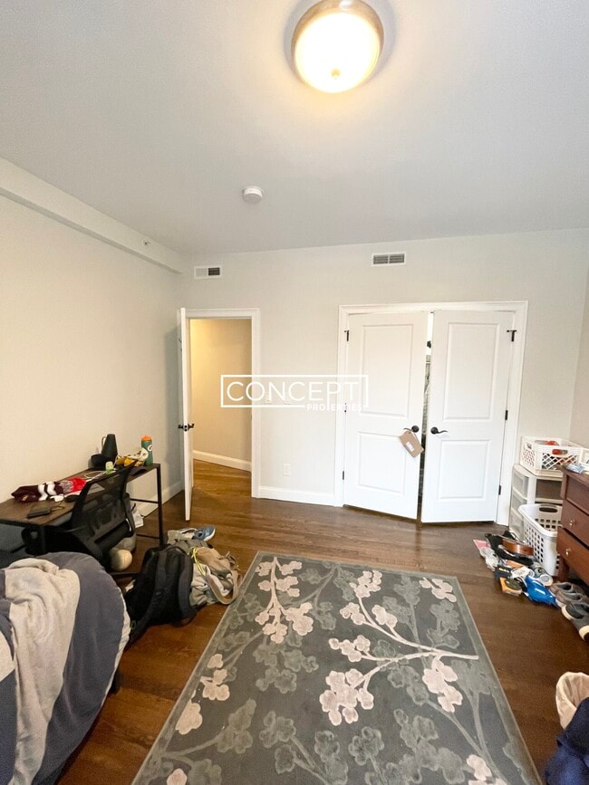 Building Photo - 2017 Commonwealth Ave