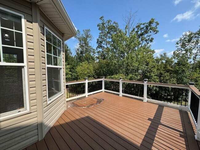 Building Photo - Luxurious 3 Bed 2.5 Bath End-Unit Townhome...