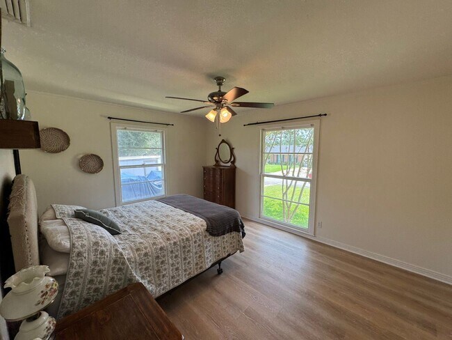 Building Photo - Coming Soon: Spacious 3 Bedroom 2 Bath-Hom...