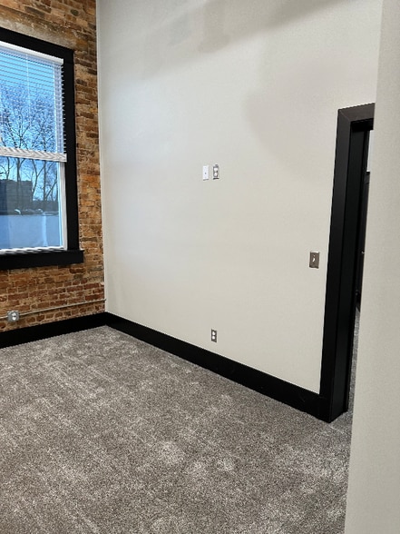 Building Photo - 430-432 Main St