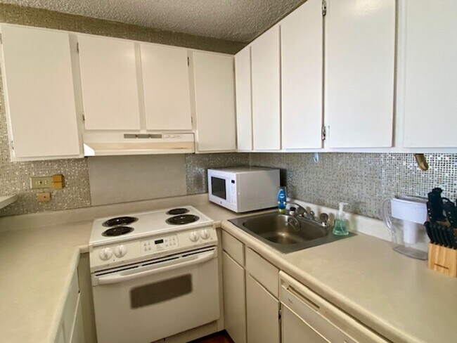 Building Photo - Four Paddle Condominium in Waikiki