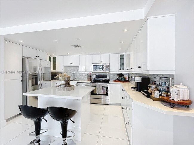 Building Photo - 600 NE 36th St