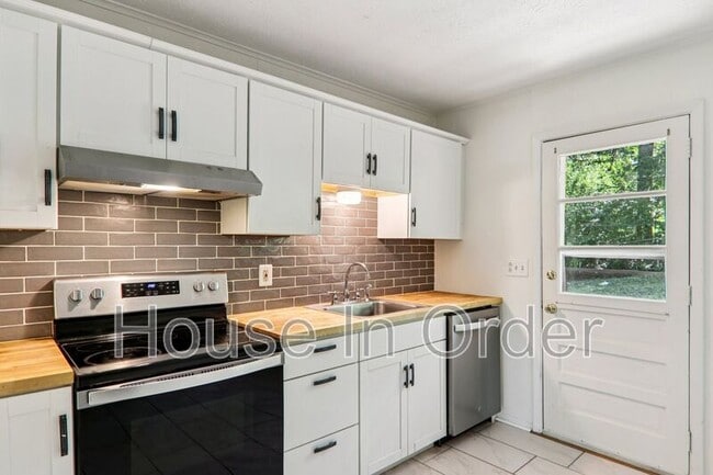 Building Photo - 325 Comet Dr