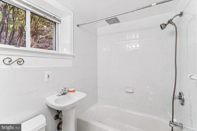 Building Photo - 5813 Midhill St