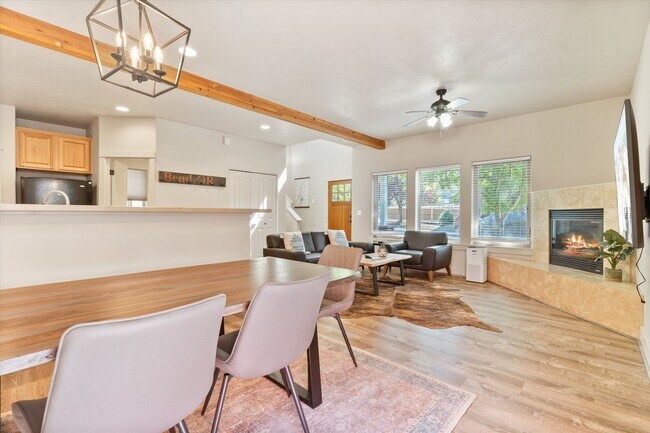 Building Photo - Charming, Furnished 3 bedroom Home w/ Garage